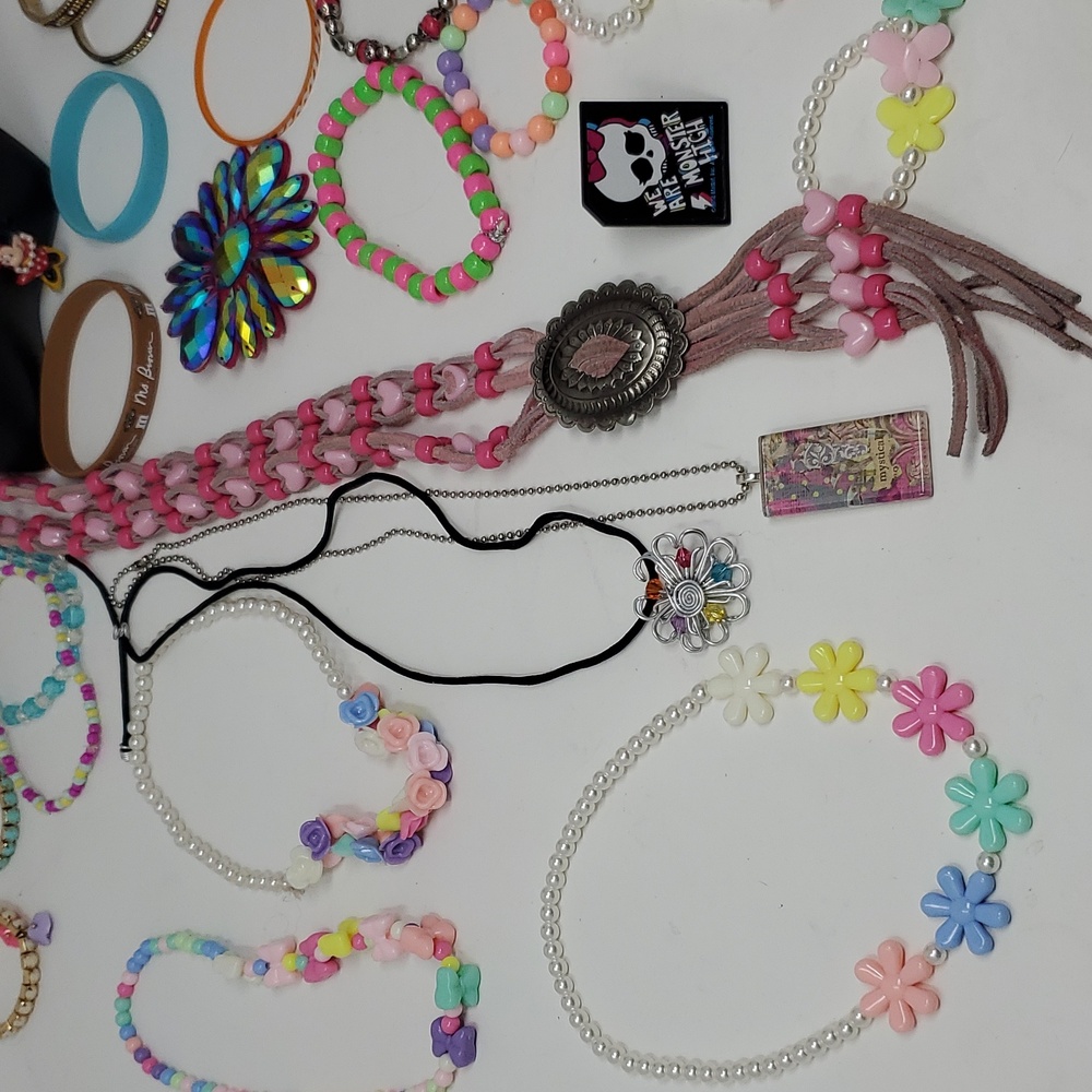 Kids Jewelry Mixed Lot Over 30 Pcs Mini Mouse M&M Bolo - Picture 4 of 17